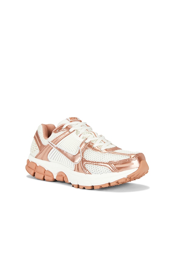 view 2 of 6 ZAPATILLA DEPORTIVA ZOOM VOMERO 5 NA36 in Sail, White & Rose Gold