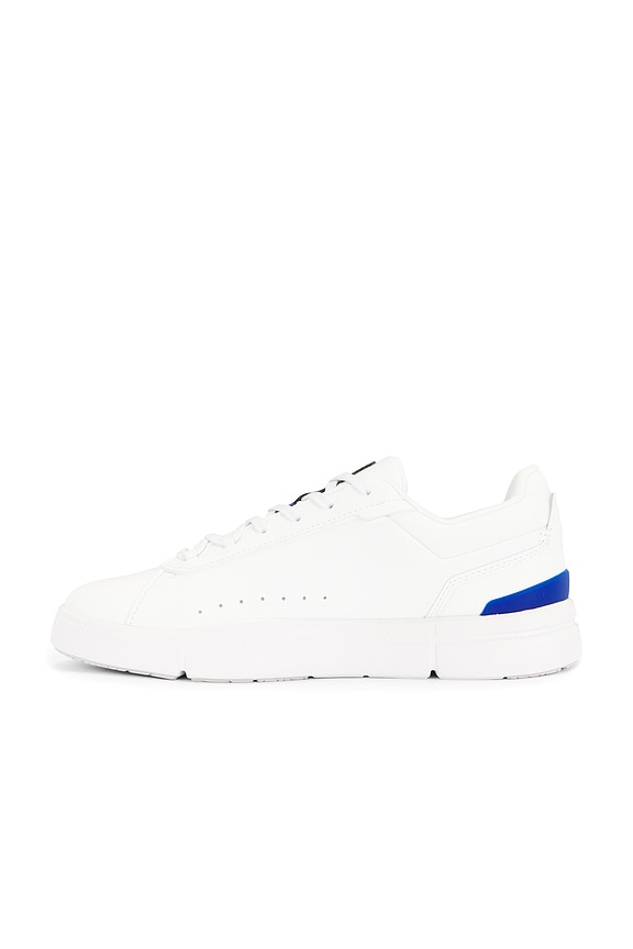 On THE ROGER ADVANTAGE テニスシューズ - White & Indigo | REVOLVE