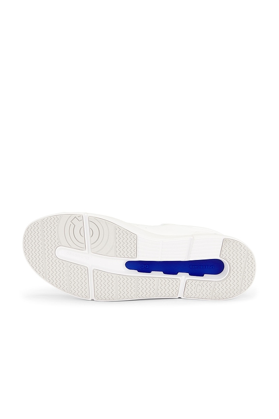 On THE ROGER ADVANTAGE テニスシューズ - White & Indigo | REVOLVE