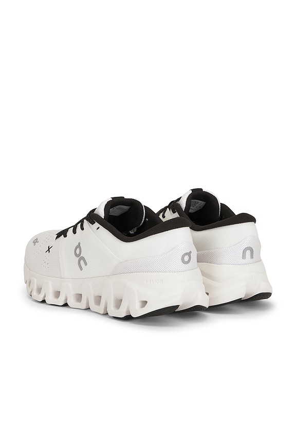 On CLOUD X 5 スニーカー - White & Black | REVOLVE