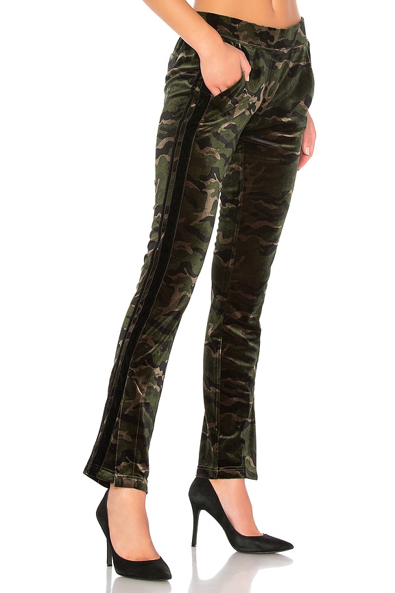 view 2 of 4 パンツ in Camo Print