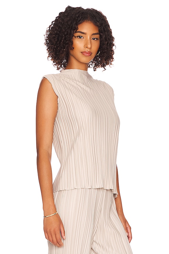 view 2 of 4 TREA トップ in Oyster