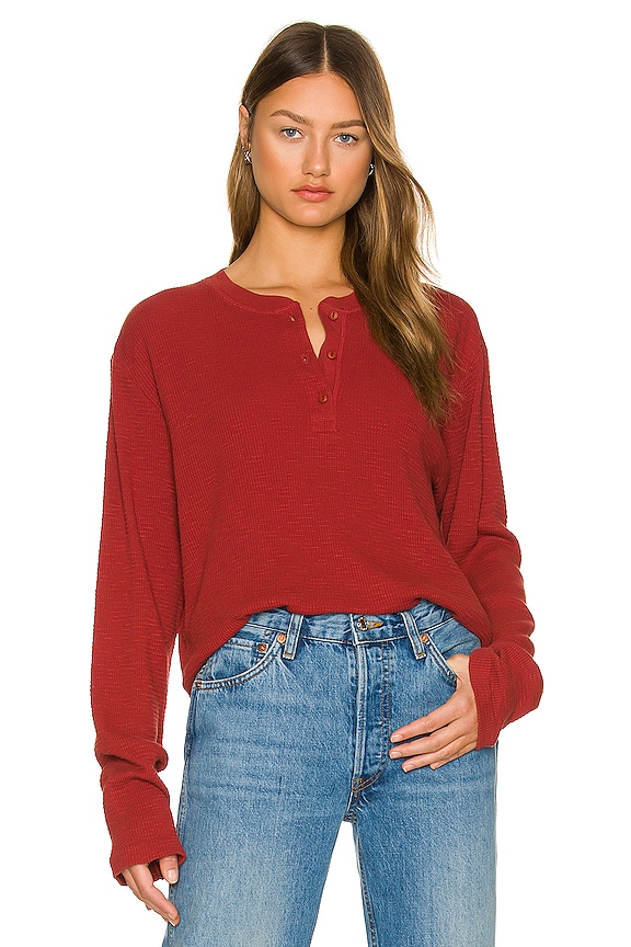 RE/DONE X Hanes Thermal Henley Tee in Brick REVOLVE