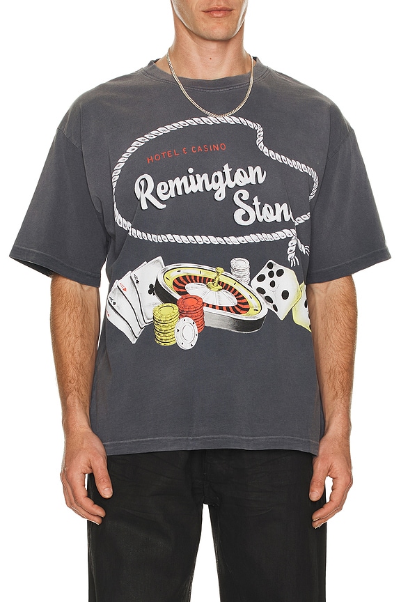 STONE  Tシャツ ネイビー Remington Stone Tシャツ - Navy | REVOLVE