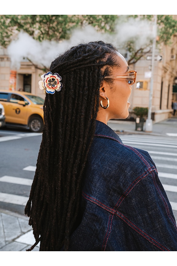 view 2 of 2 PINZA DE PELO DECORADA CON FLORES AMERICANAS PINTADAS A MANO HAND-PAINTED AMERICANA FLOWER CLAW CLIP in White