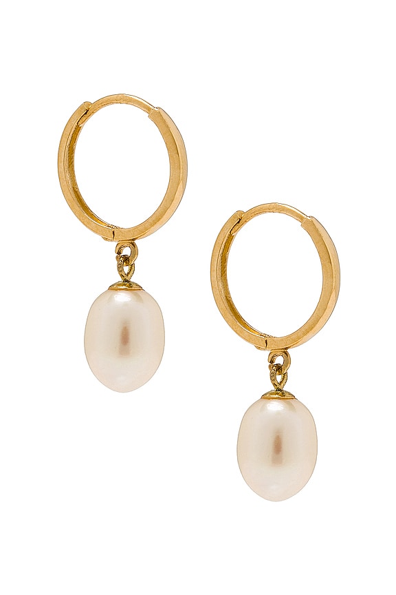 STONE AND STRAND Elliptical Pearl Huggie Earrings in Gold & Pearl | REVOLVE