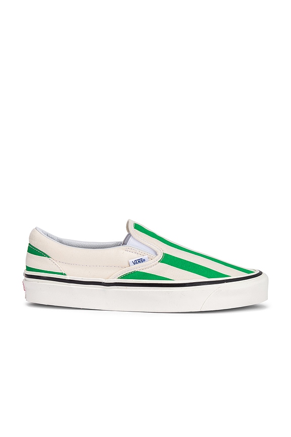 view 1 of 6 ZAPATILLA DEPORTIVA PLANA CLASSIC in OG White & OG Emerald
