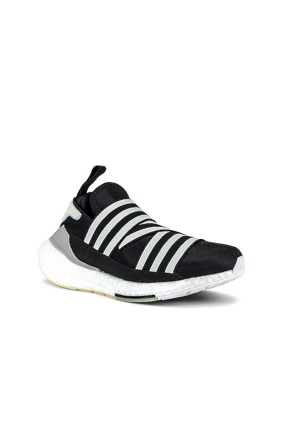 view 2 of 6 ZAPATILLAS DEPORTIVAS ULTRABOOST 22 in Black & White