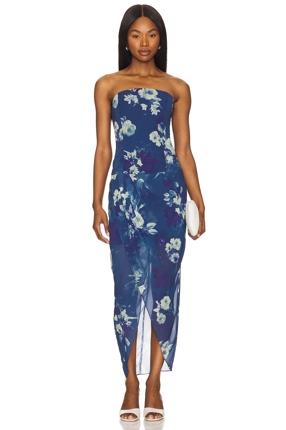 Every gown in the Signature Design Capsule Collection is a celebration of  pure lines, refined finishes, and the art of modern couture. Discover the  collection at pronovias.com and in stores worldwide. Dresses:, image size:967x1450