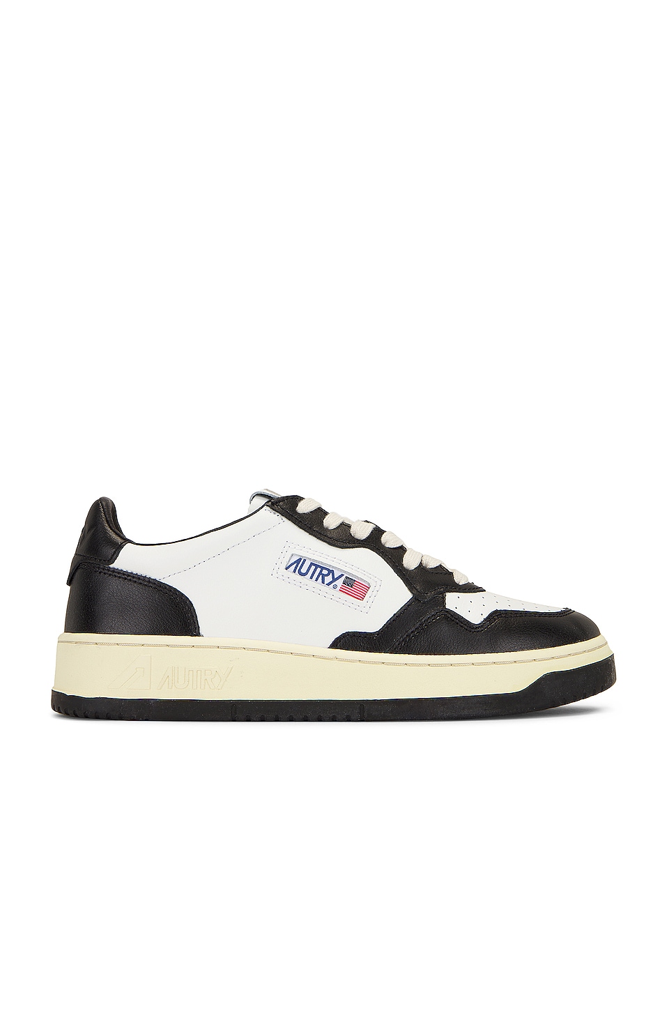 Autry MEDALIST LOW スニーカー - White u0026 Black | REVOLVE