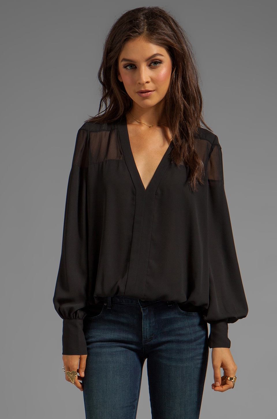 Похожая кофта. Блуза с прозрачными рукавами. Черная блуза. Блуза черная с прозрачными рукавами. Темная блузка.