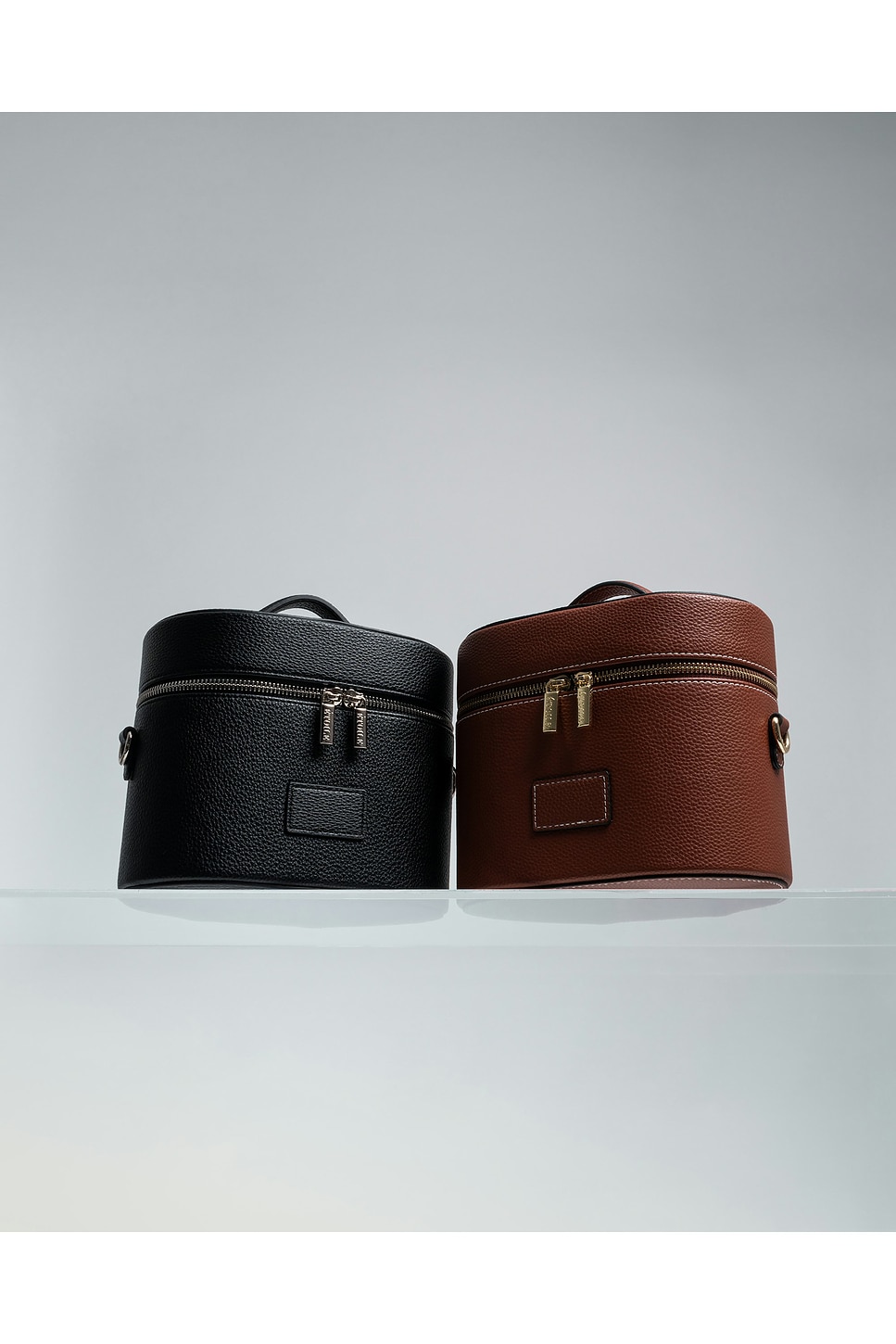 NECESSAIRE OVAL TOILETRY CASE