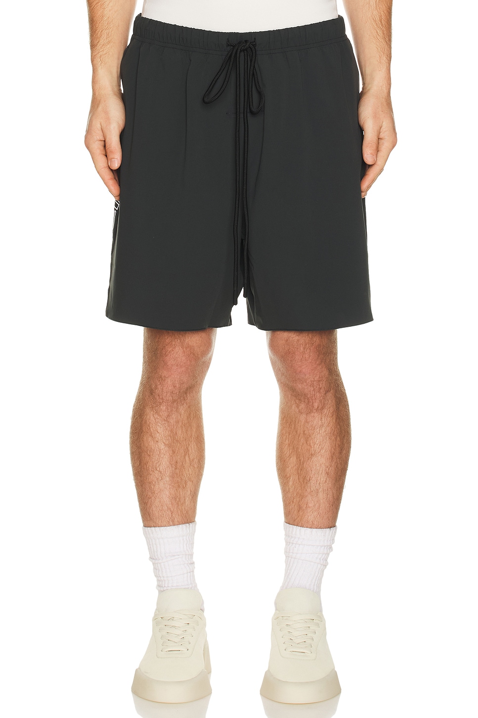 パンツ FEAR OF GOD ESSENTIALS CLASSIC SHORT S Fear of God ESSENTIALS Classic Short in Vintage Black | REVOLVE