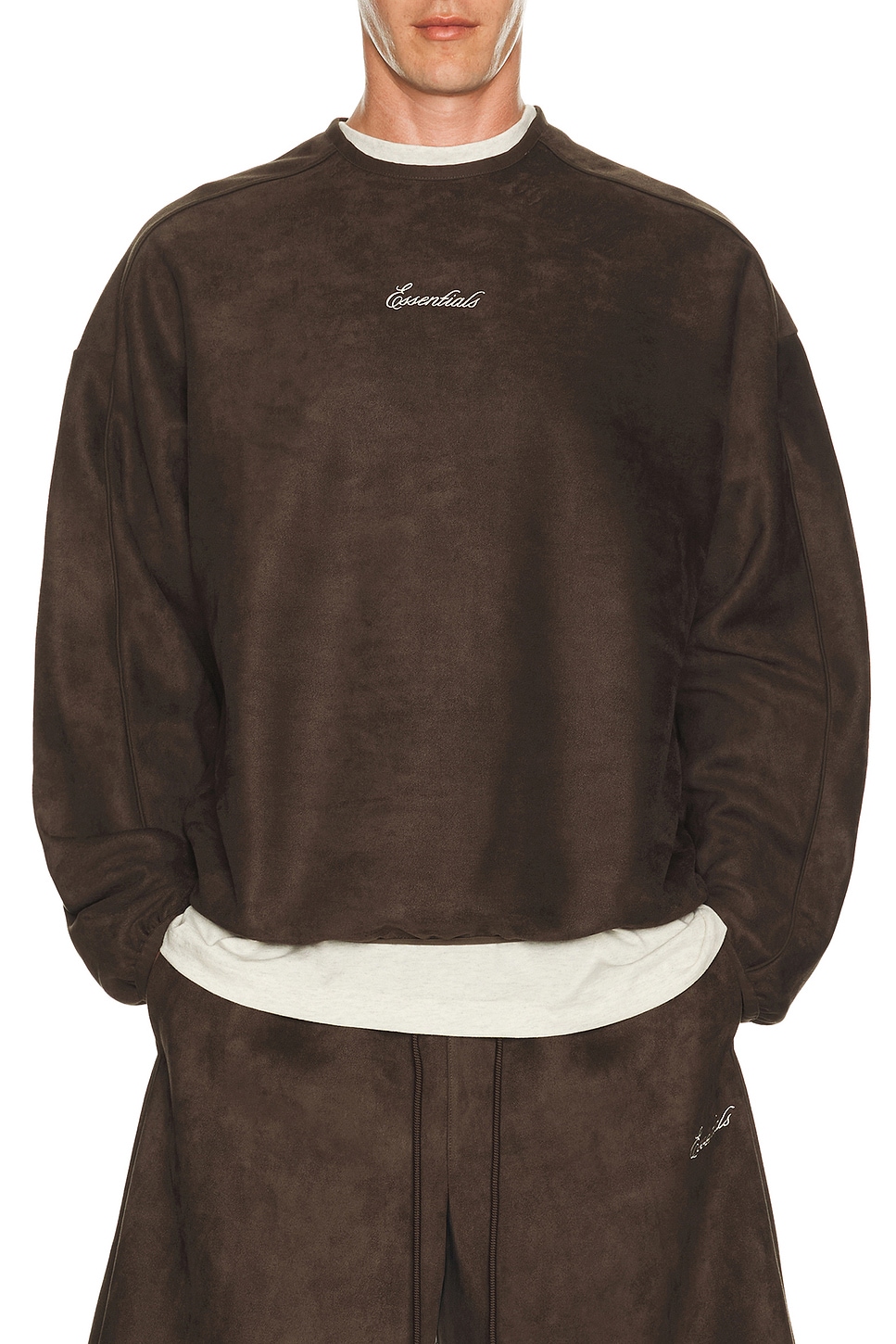 Fear of God ESSENTIALS SIGNTATURE スウェットシャツ - Brown | REVOLVE