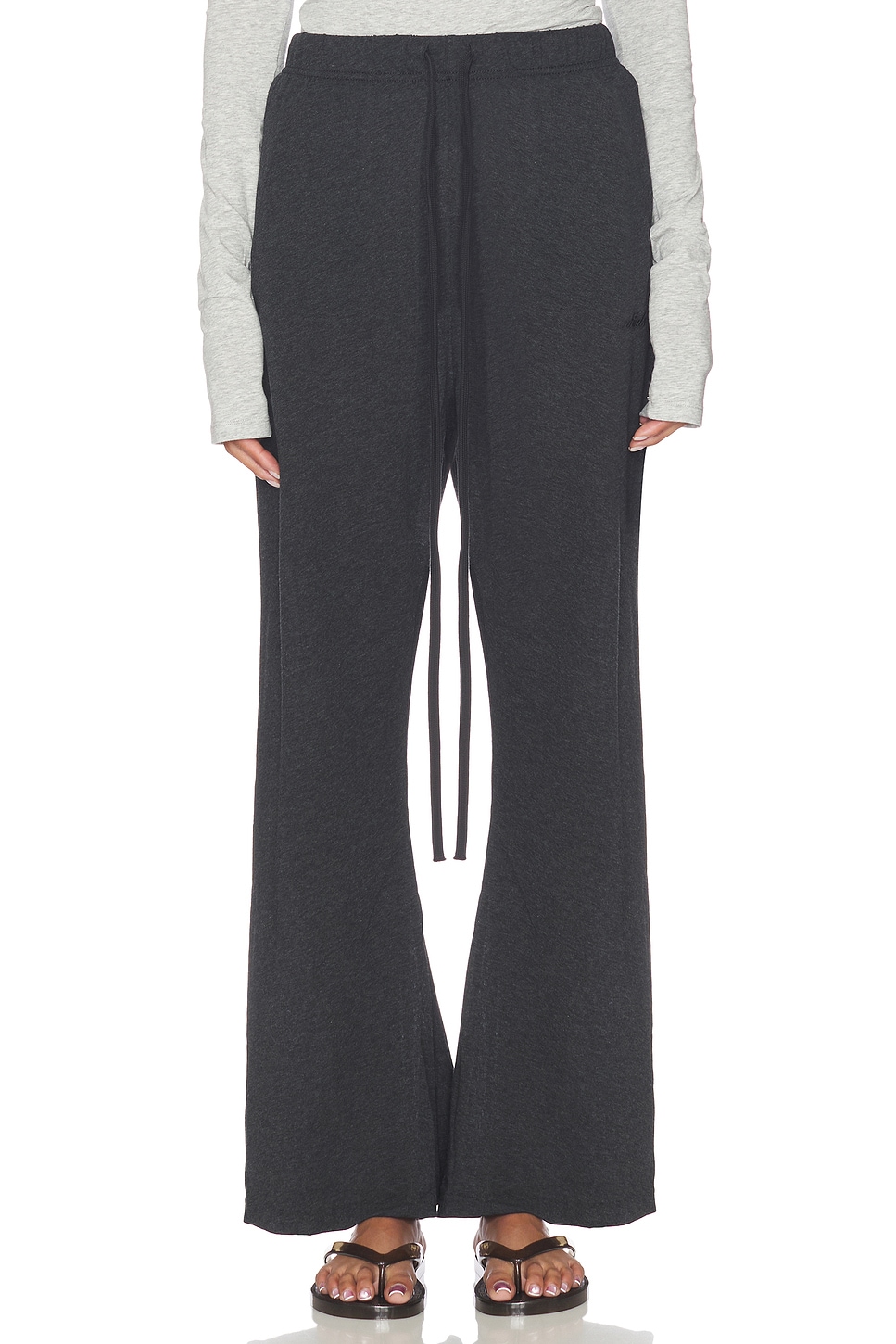 Fear of God ESSENTIALS フレアパンツ - Vintage Black | REVOLVE