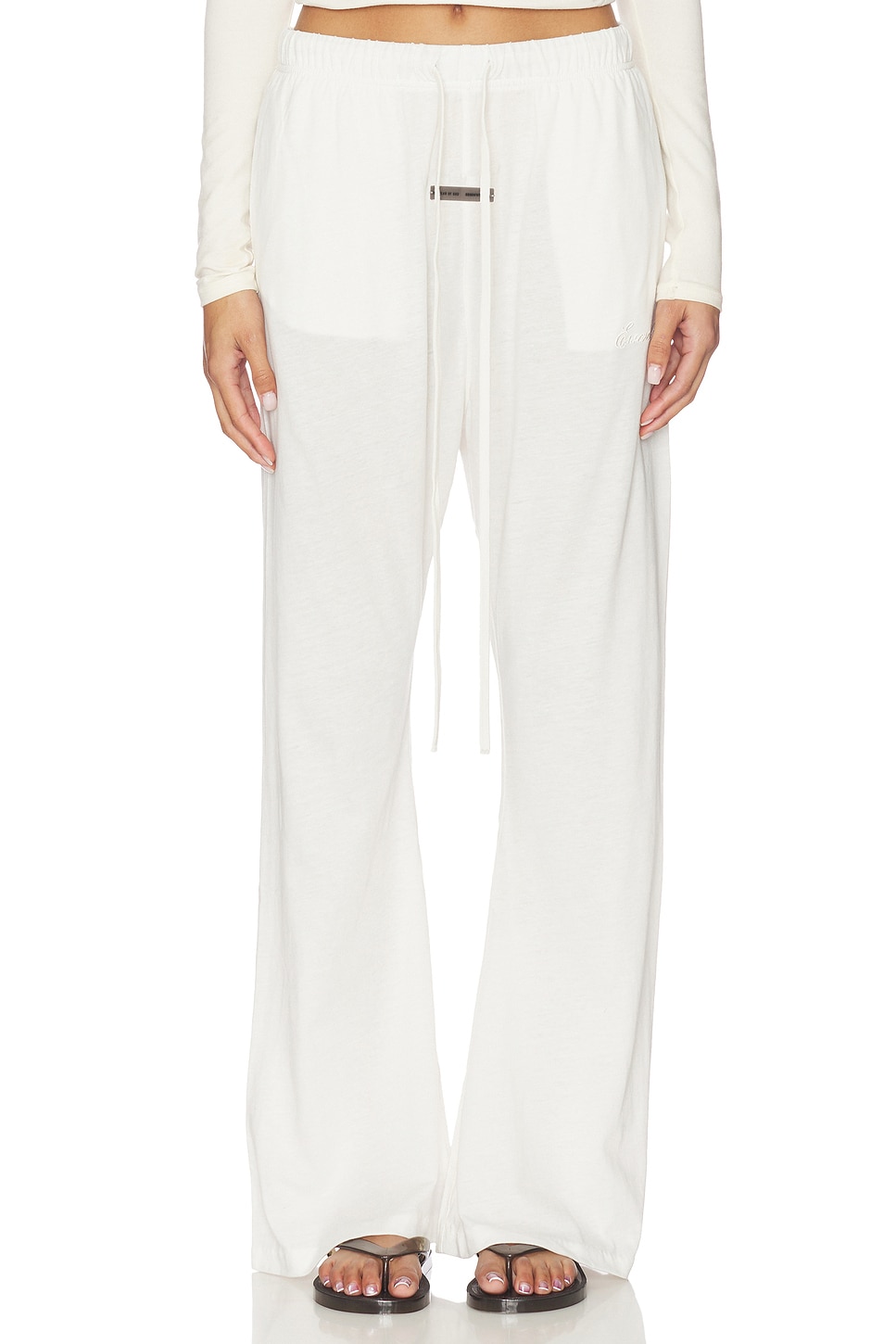 Fear of God ESSENTIALS フレアパンツ - Ivory | REVOLVE