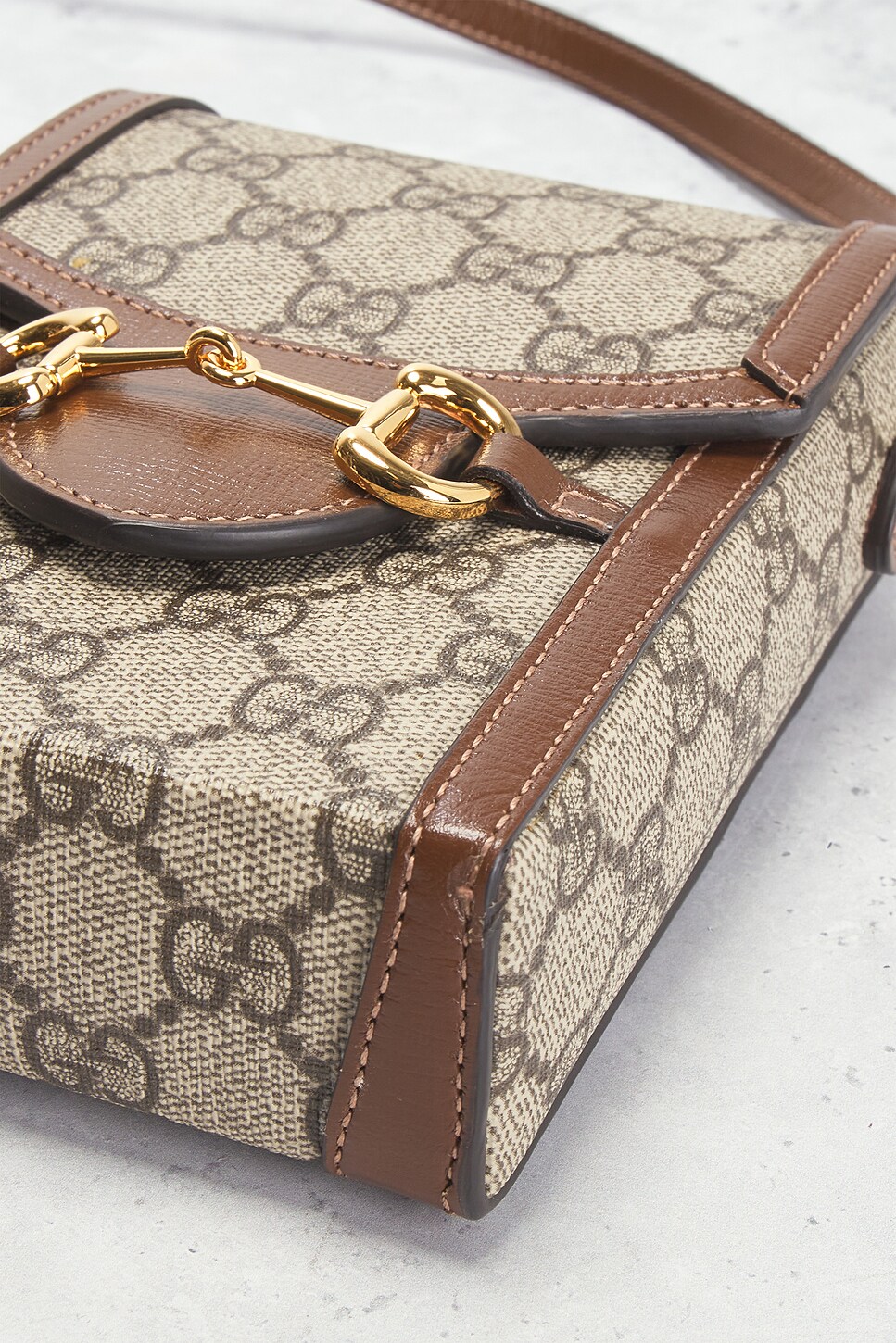 FWRD Renew BOLSO CRUZADO GUCCI en Beige REVOLVE