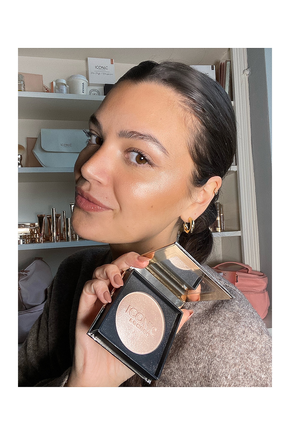 ICONIC LONDON BRIGHTEN UP ハイライトパウダー 16g ICONIC LONDON Brighten Up Baked Highlighter | REVOLVE