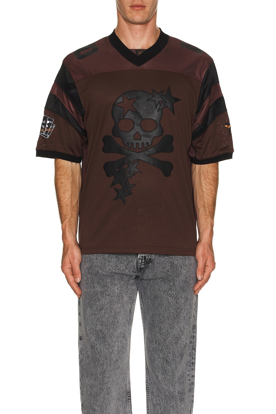 【JADED LONDON】SKULL スポーツ用ジャージー Jaded London Skull Sports Jersey in Brown | REVOLVE