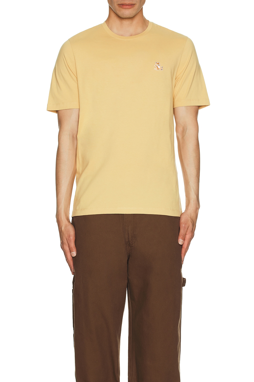 ★MAISON KITSUNE★チラックス フォックス パッチ TシャツGoldie Maison Kitsune Chillax Fox Patch Regular T-Shirt in Goldie