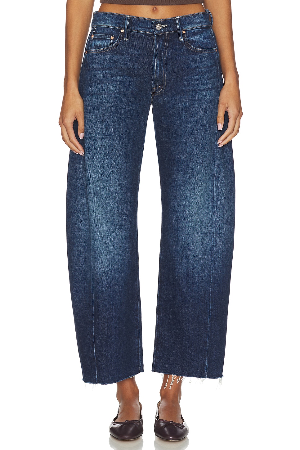 MOTHER The Mid Rise Full-Pipe Flood Fray Jeans en Unplugged REVOLVE