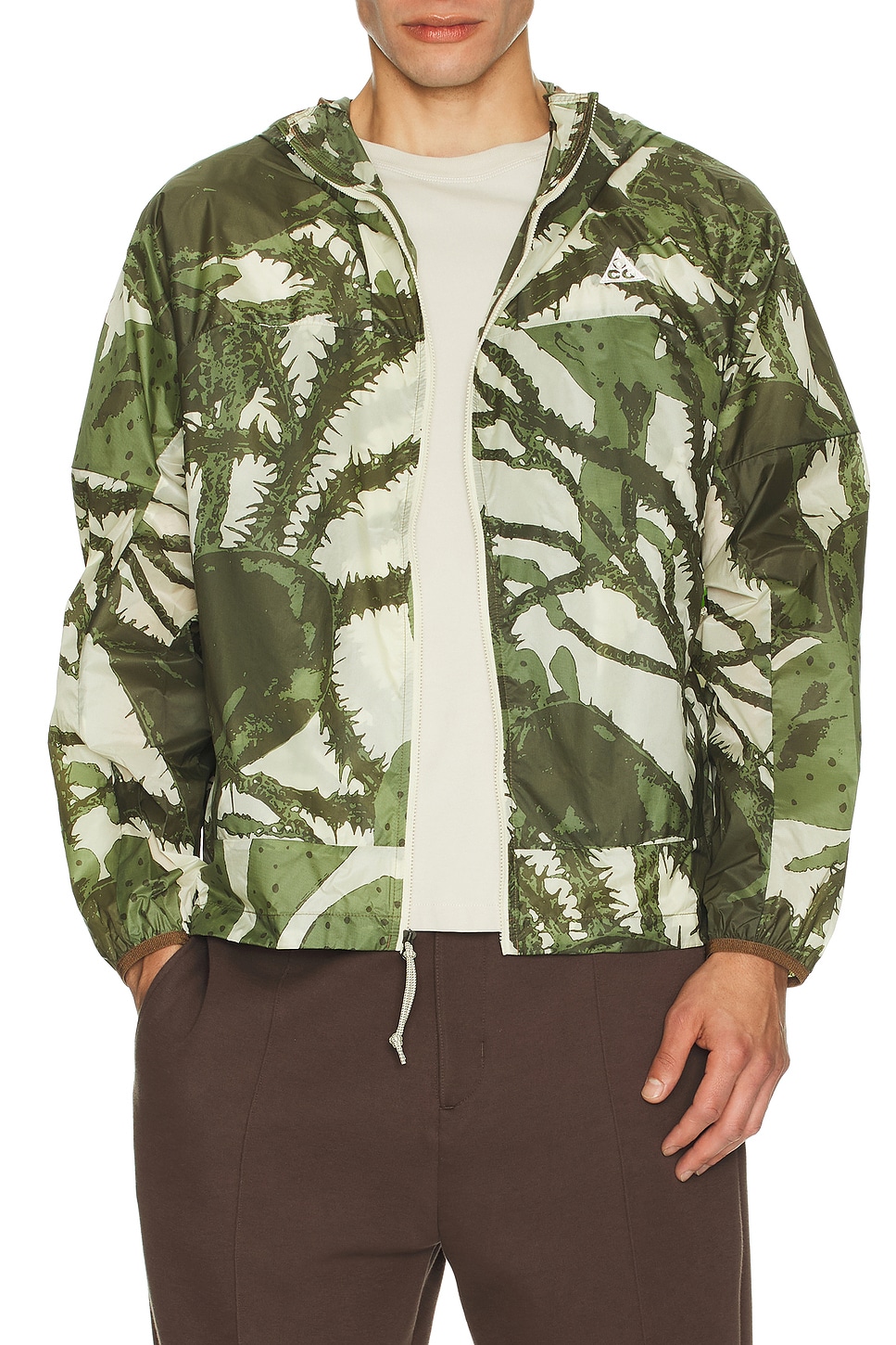 Nike ACG Windproof Cindercone Jacket in Light Khaki, Mosswood