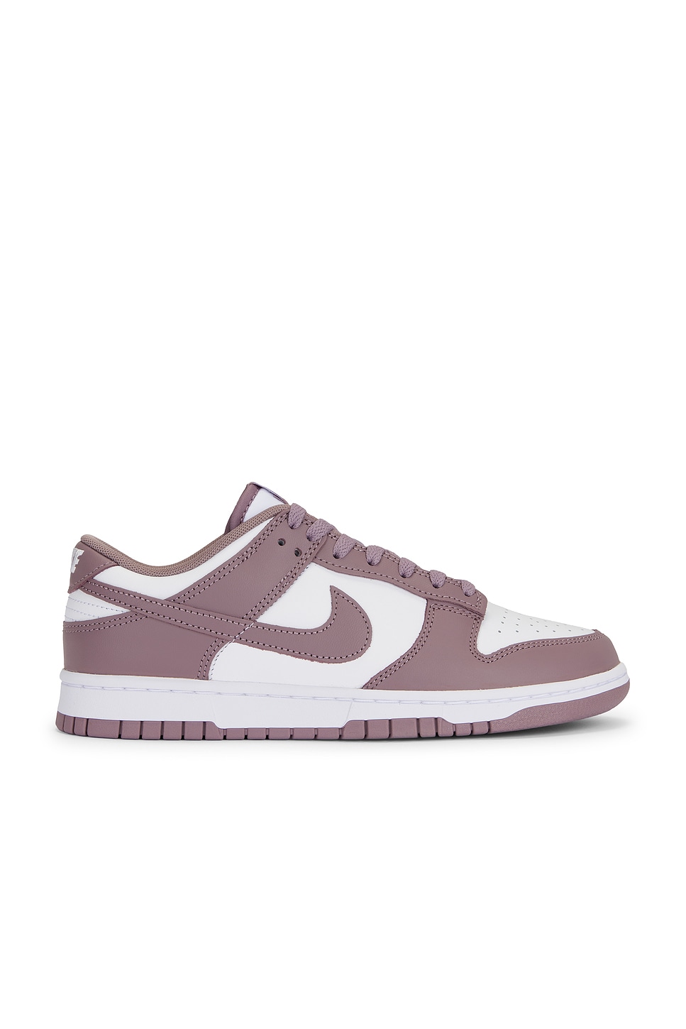 国内配送 NIKE DUNK LOW RETRO BTTYS WHITE/TAUPE GREY Nike Dunk Low Retro in White, Taupe Grey, & White | REVOLVE