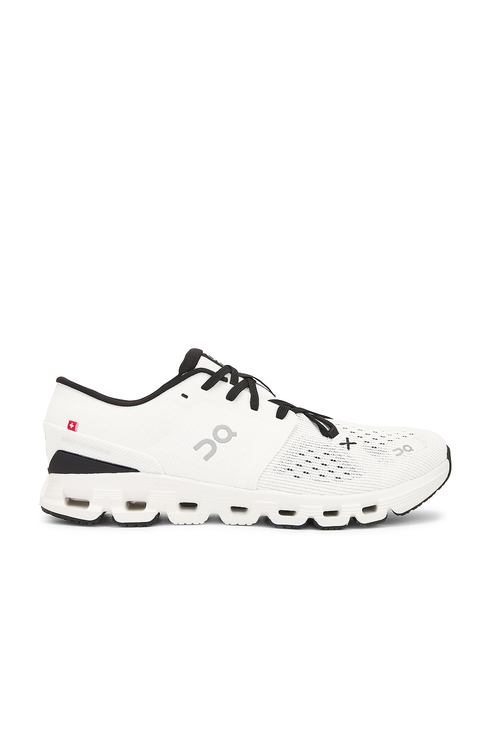 On CLOUD X 4 スニーカー - Ivory & Black | REVOLVE
