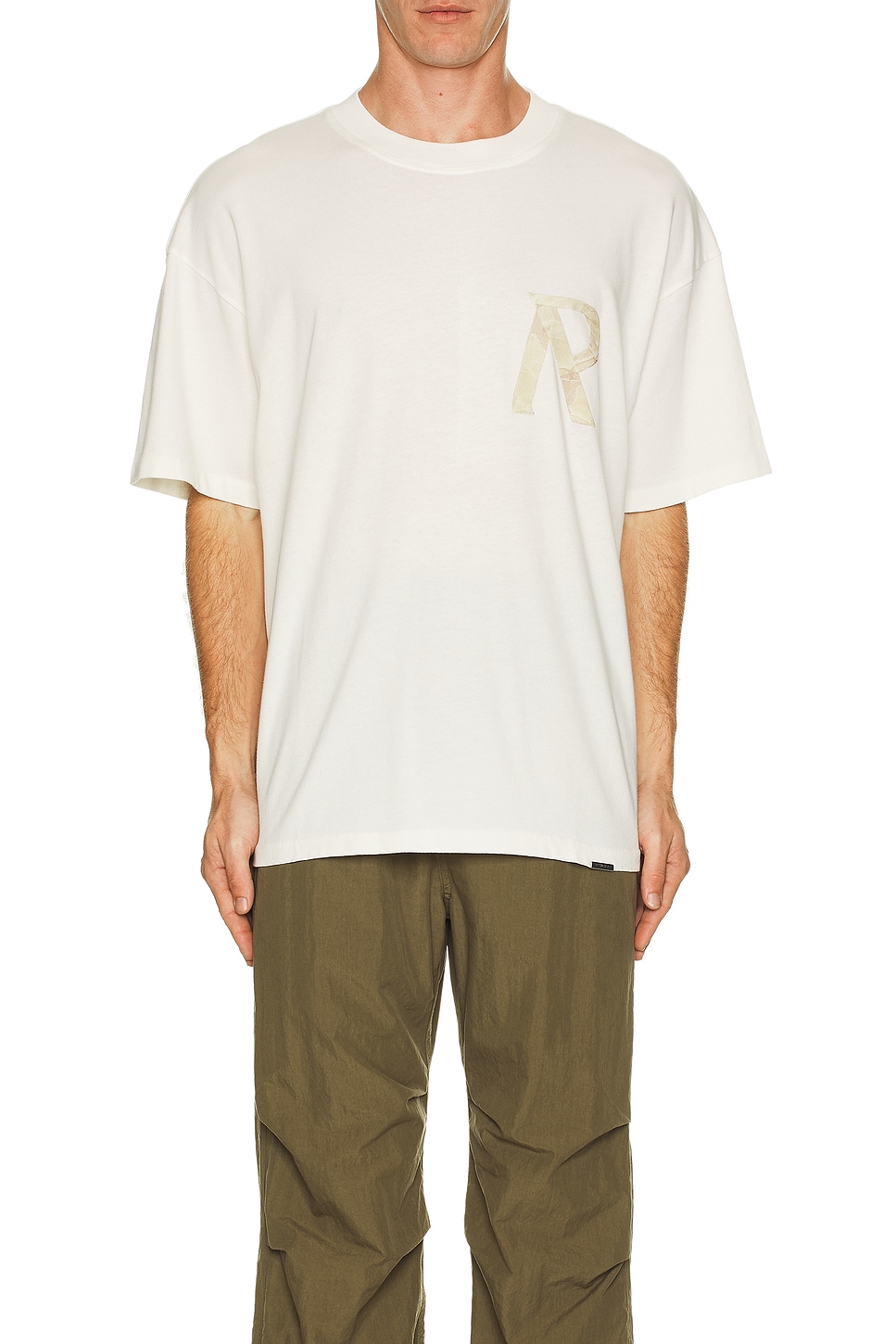【関税込み】Represent ホワイト Masking Tape Initial Tシャツ REPRESENT Masking Tape Initial T-Shirt in Flat White | REVOLVE