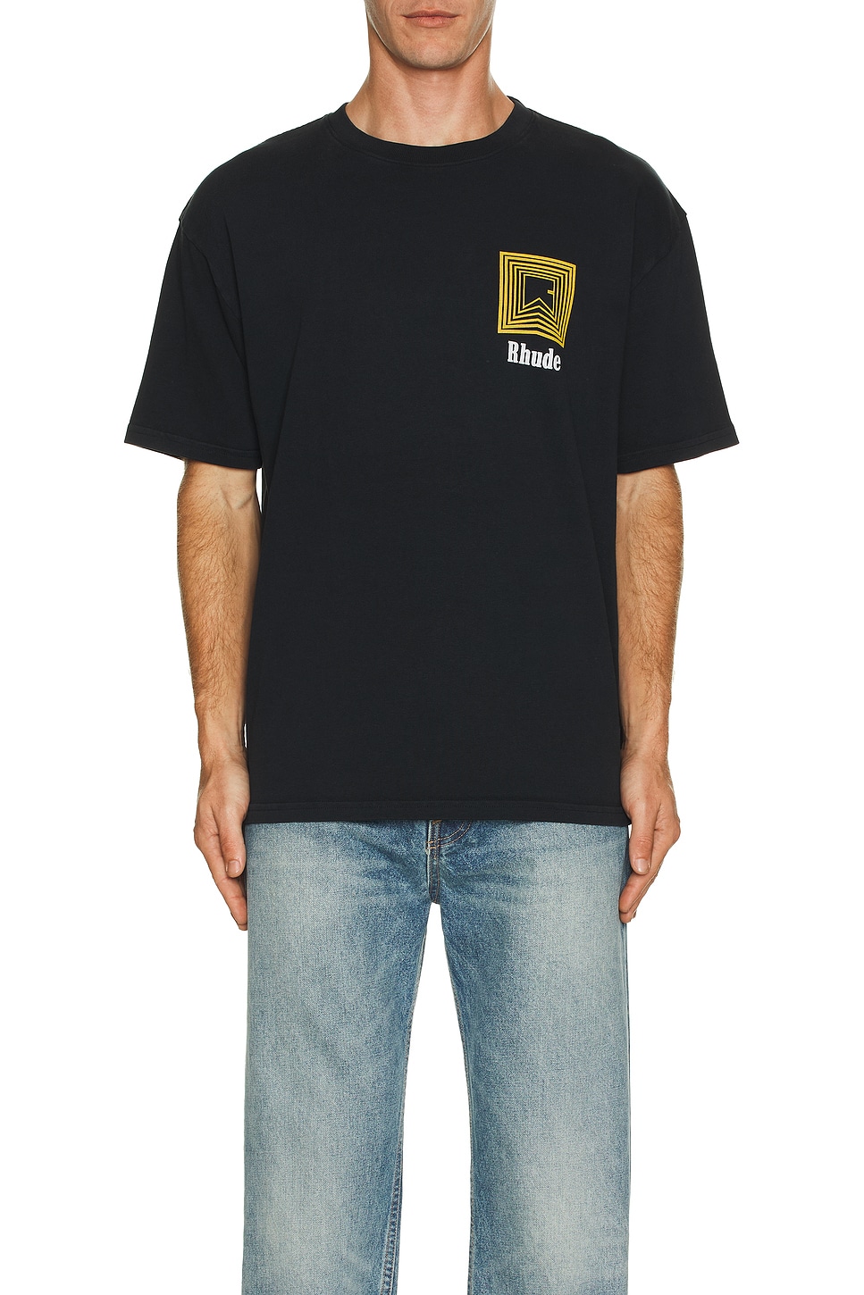 【関税込み】Rhude ブラック Chevron Logo Repeat フーディ Rhude Chevron Logo Repeat Tee in Vintage Black | REVOLVE