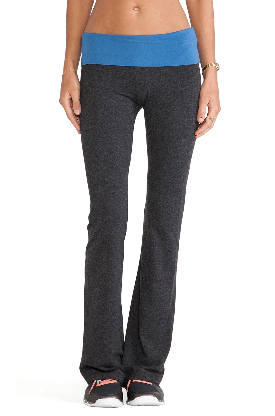 SOLOW БРЮКИ FOLD OVER BOOT CUT в цвете 