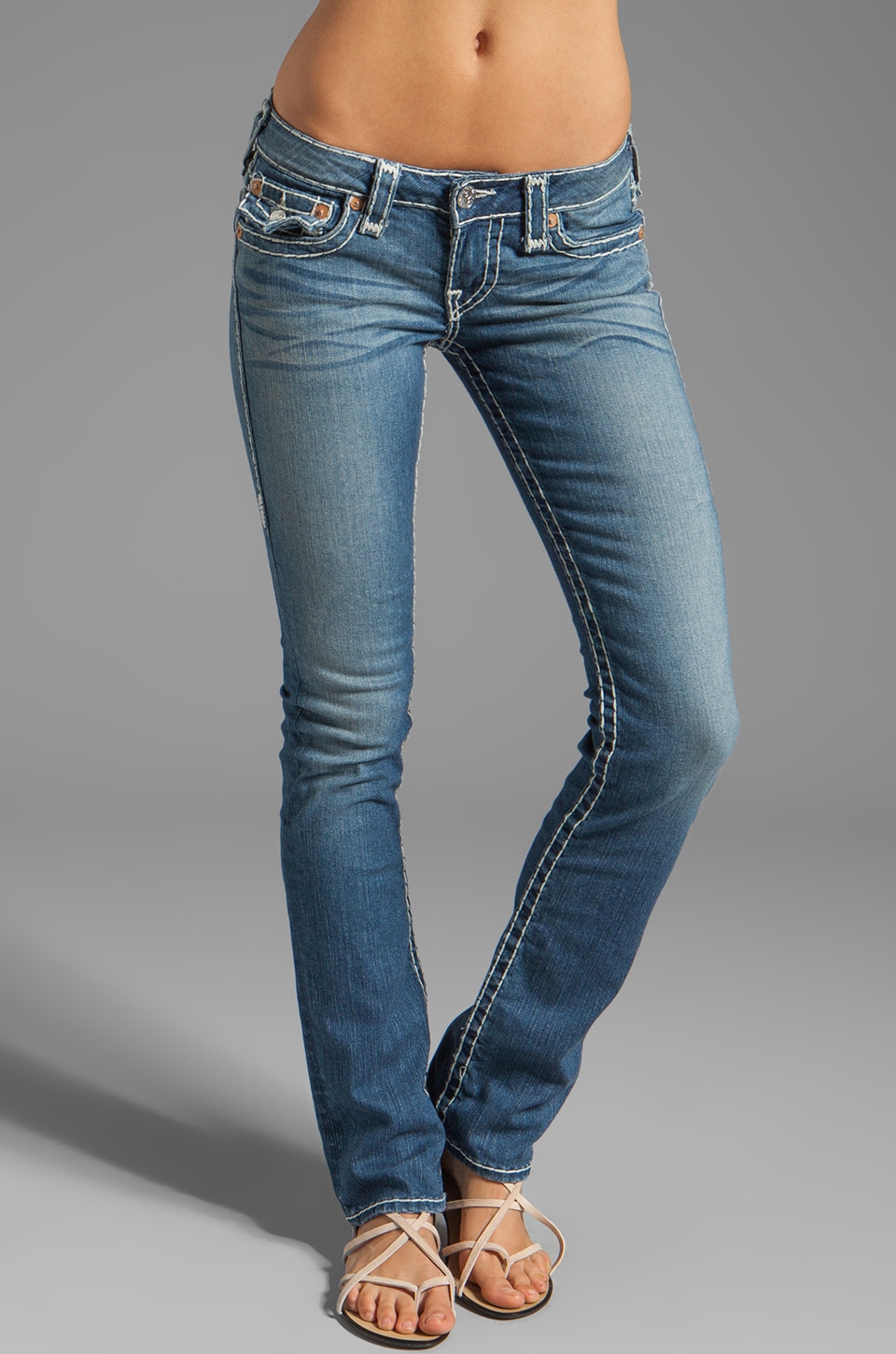 Девушка в джинсах с низкой талией