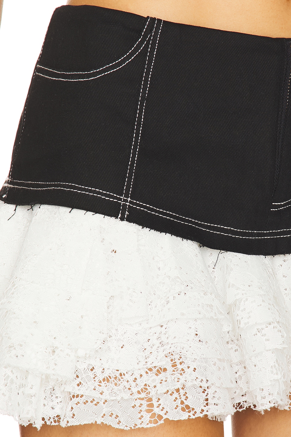 【関税込み】Yuhan Wang ホワイト Ruffled Lace ミニスカート Yuhan Wang Ruffled Lace Mini Skirt in Black & White | REVOLVE