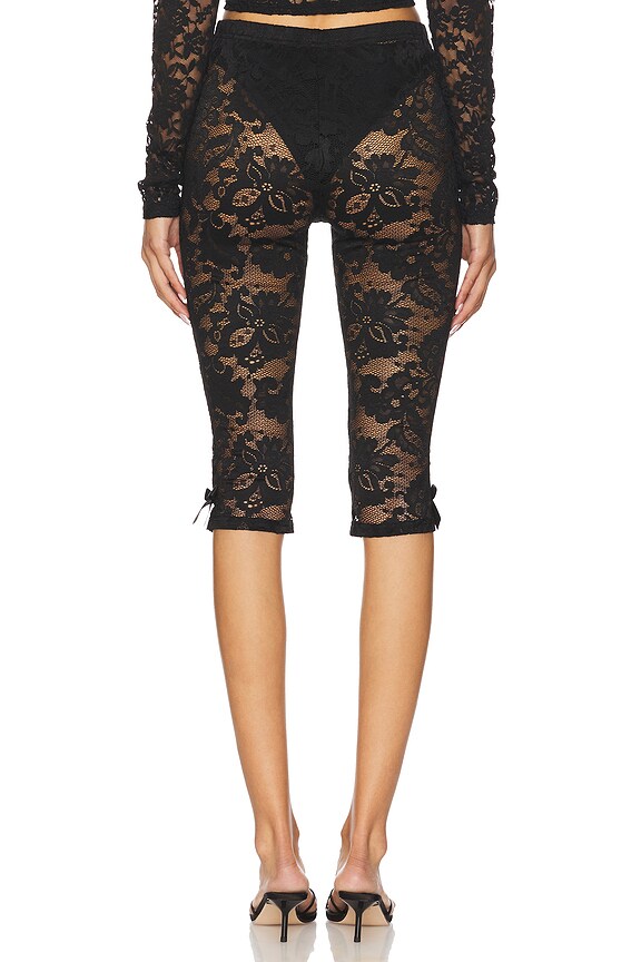 Superdown Jewliet Capri Pant In Black