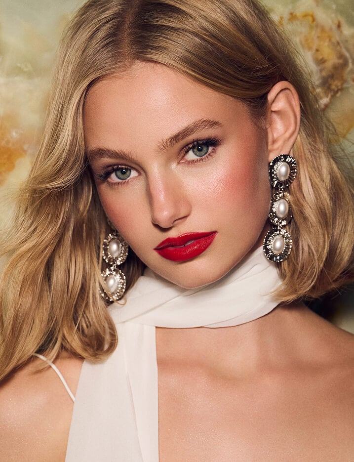 Model with full glam.