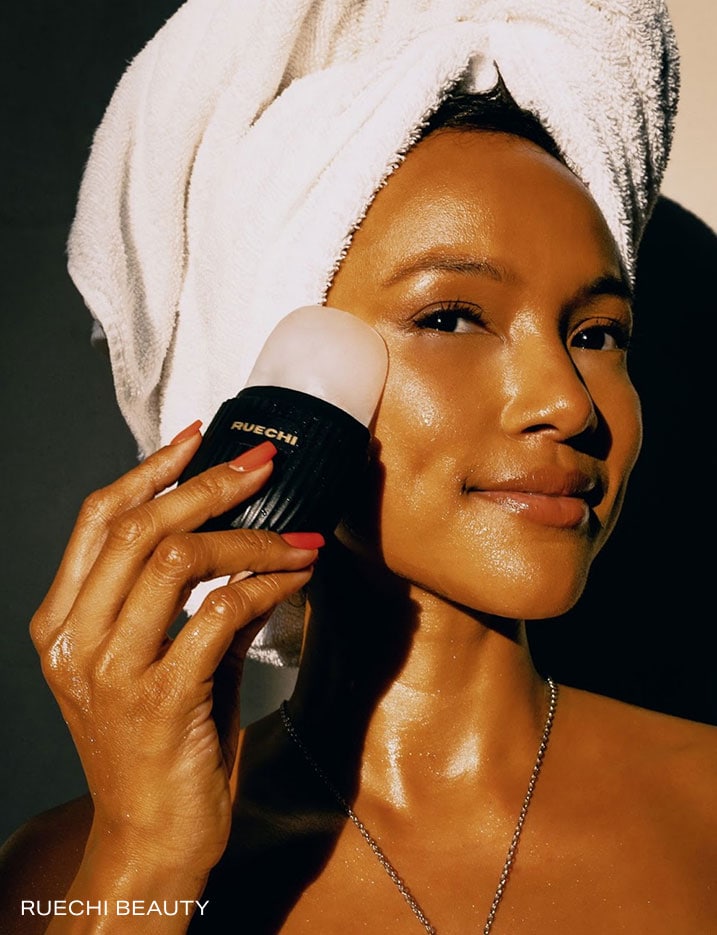 Model applying Reuchi to her face.