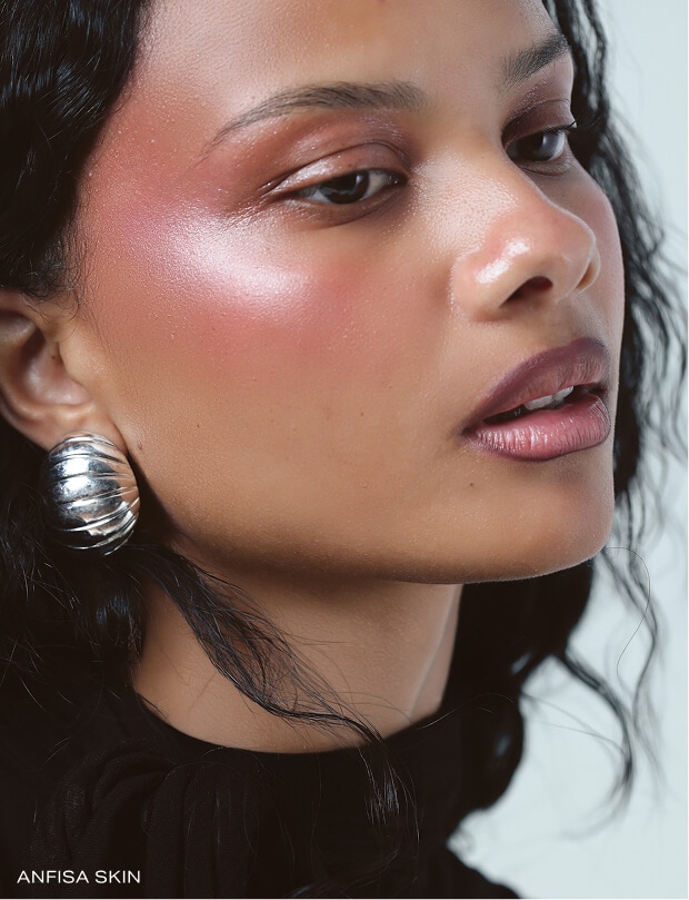 Model wearing 90s style lipliner.